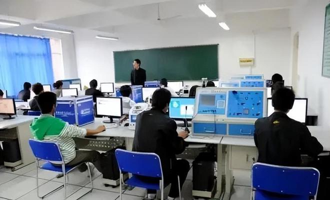 理科二本生的專業(yè)選擇指南 避開3個(gè)不推薦專業(yè)，擁抱4個(gè)前景廣闊且薪酬優(yōu)厚的計(jì)算機(jī)技術(shù)開發(fā)領(lǐng)域